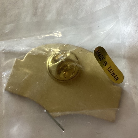 Vintage MGM Metro Goldwyn Mayer Film Pin - Picture 2 of 3